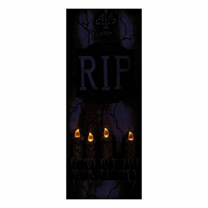 Leichter Halloween Grabstein mit RIP Inschrift und vier Kerzen für gruselige Deko.