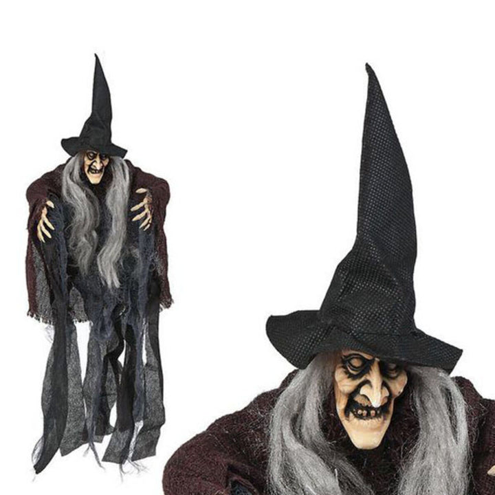 Gruselige hängende Hexe mit grauem Haar und schwarzem Hexenhut für Halloween Dekoration.