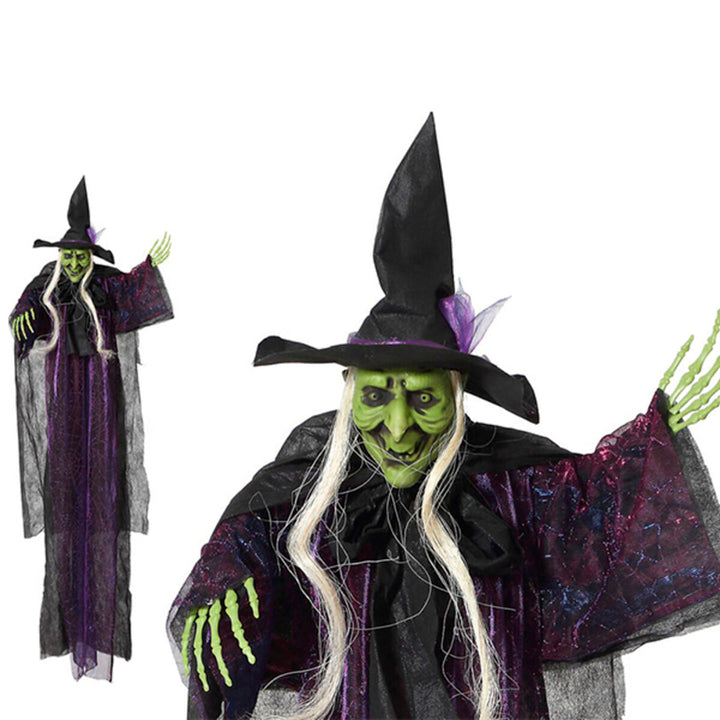 Grüne Hexe mit spitzem Hut und lila Robe für Halloween Dekoration. Hängende Halloween Hexe.