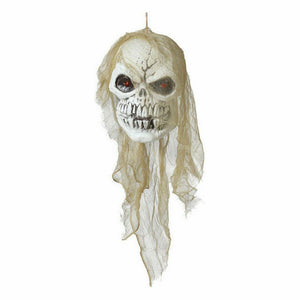 Gruseliger Totenkopf als Halloween-Dekoration mit roten Augen und beigem Stoff.