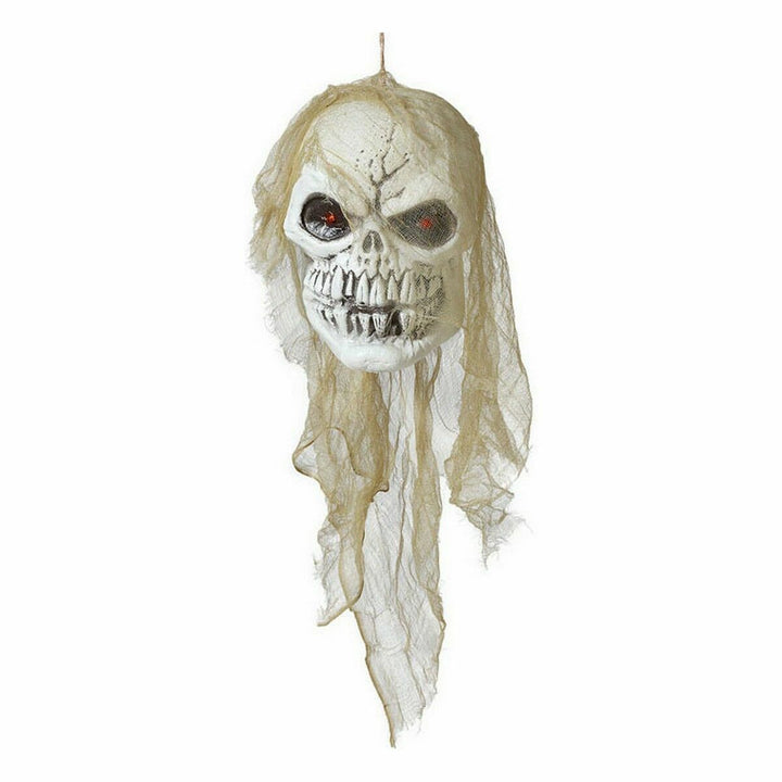 Gruseliger Totenkopf als Halloween-Dekoration mit roten Augen und beigem Stoff.