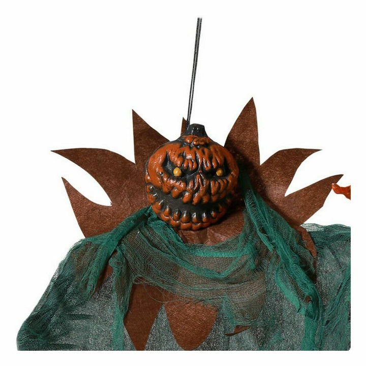 Blutiger Kürbis: Halloween-Dekoration mit orangefarbenem Kürbis und grüner Stoff für gruselige Akzente.