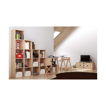 Astigarraga 2x2 Dinamic Kiefer Regal aus Holz, zeigt das dynamische Design im Raum.