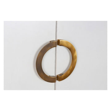 Nahaufnahme: Weißer Schrank mit goldenen Metallgriffen von DKD Home Decor - homely Family Shop