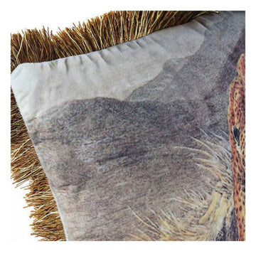 Dekoratives Kissen im Kolonialstil mit Tierdruck und Fransen.