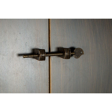 Metallriegel am natürlichen Tannen-Schrank von DKD Home Decor - homely Family Shop