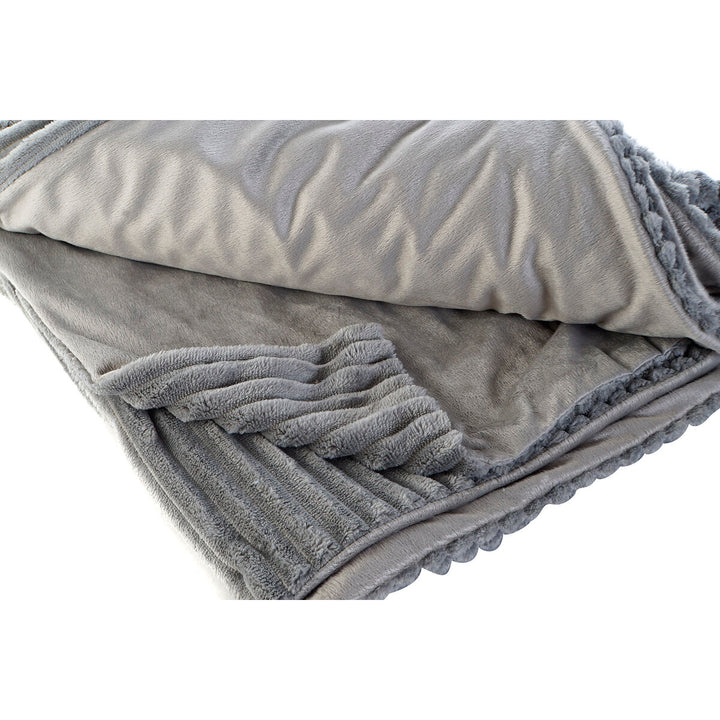 Graue DKD Home Decor Decke (150x200 cm) mit weicher, strukturierter Oberfläche.
