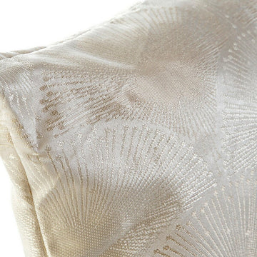 Nahaufnahme: Beige Kissen mit Karriert Muster und Fächerdesign.