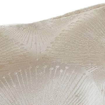 Nahaufnahme: Beige Kissen mit kariertem Muster. Dekokissen für Zuhause.