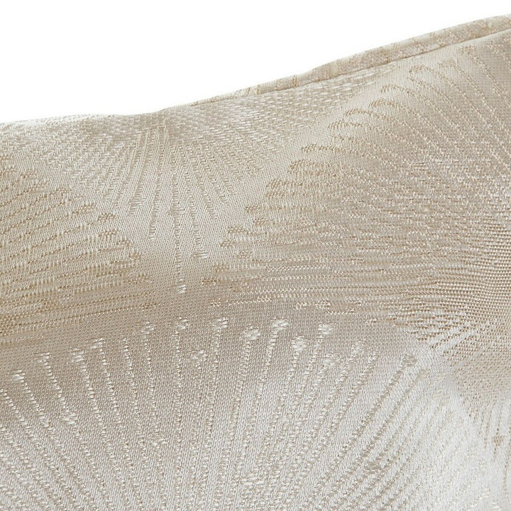 Nahaufnahme: Beige Kissen mit kariertem Muster. Dekokissen für Zuhause.