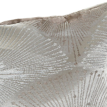 Graues Kissen mit traditionellem Muster und Aluminium-Akzenten.
