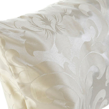 Beige Kissen mit floralem Muster. Rechteckige Kunststoff Kissen für Dekoration.