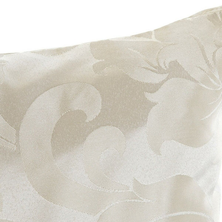 Beige Kissen mit floralem Muster. Dekokissen aus Kunststoff, rechteckig.