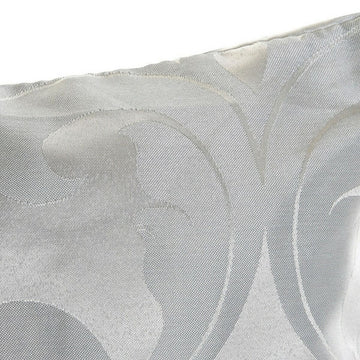 Graues Kissen mit Karomuster und gewebten Designs für ein elegantes Dekor.