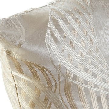 Beige Kissen mit Karomuster. Dekokissen mit gewebter Textur.