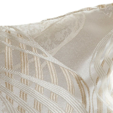 Nahaufnahme: Beige Kissen mit Karomuster und Textur für Wohnkultur.