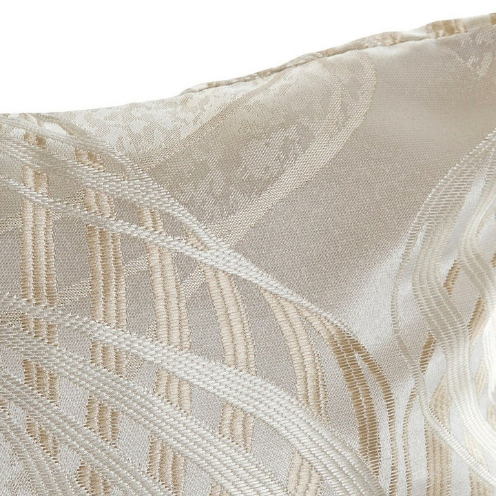 Nahaufnahme: Beige Kissen mit Karomuster und Textur für Wohnkultur.