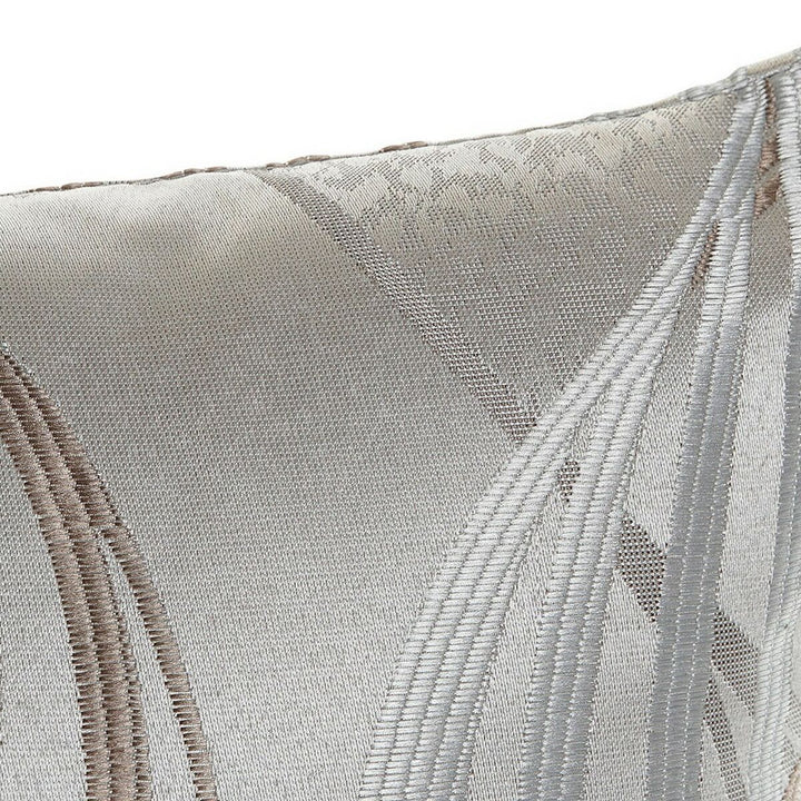 Nahaufnahme: Graues Kissen mit kariertem Muster für Home Decor.