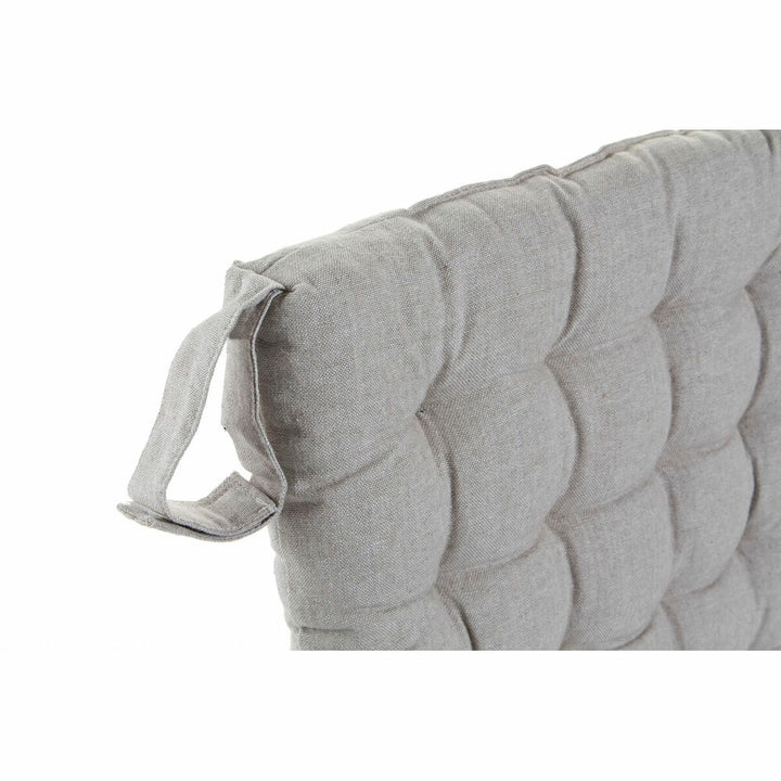 Nahaufnahme: Beige Stuhl-Kissen mit Knopfheftung und praktischer Schlaufe.