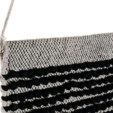 Nahaufnahme von Boho Wanddeko mit Fransen und Pompons - Homely Family Shop