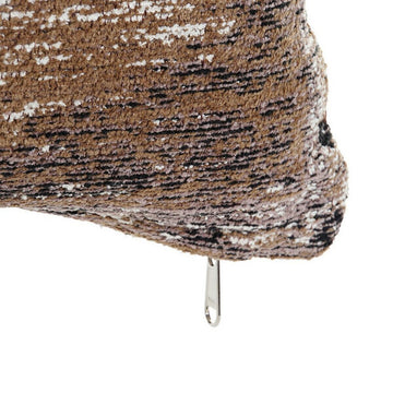 Nahaufnahme: Kariertes Kissen in Schwarz, Beige und Braun mit Reißverschluss. Dekoratives Heimtextil.