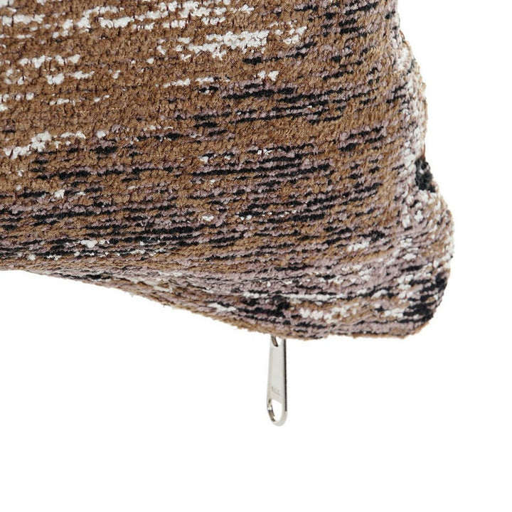 Nahaufnahme: Kariertes Kissen in Schwarz, Beige und Braun mit Reißverschluss. Dekoratives Heimtextil.
