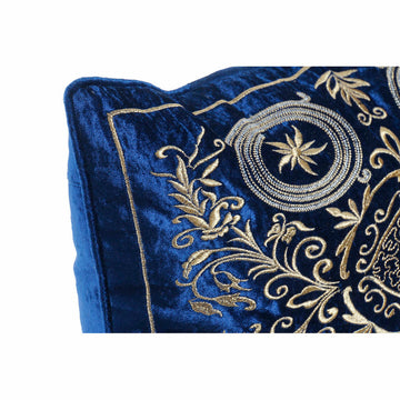 Nahaufnahme: Marineblaues Kissen mit goldener Stickerei und dekorativen Mustern.