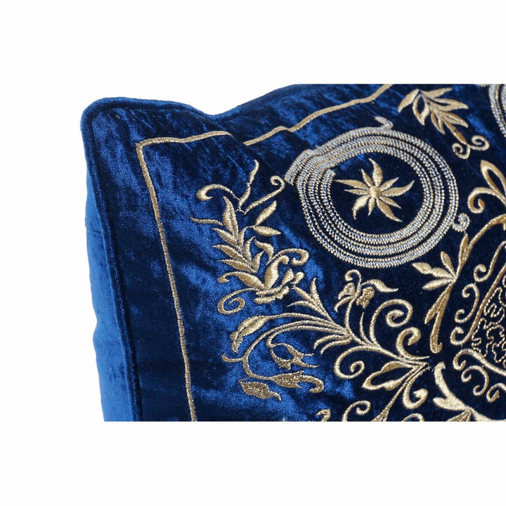 Nahaufnahme: Marineblaues Kissen mit goldener Stickerei und dekorativen Mustern.
