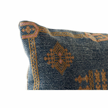 Nahaufnahme: Blaues Kissen mit orange Araber Stickerei und geometrischen Formen.