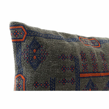 Nahaufnahme: Blau-oranges, kariertes DKD Home Decor Kissen mit arabischem Muster.