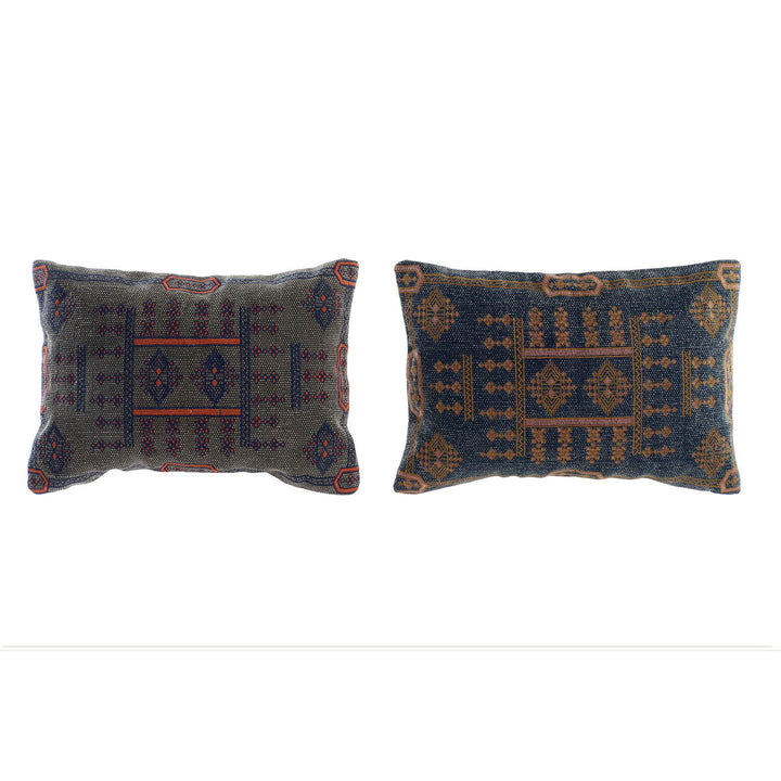 Zwei dekorative Kissen in Blau und Orange mit Araber Karomuster. Wohnaccessoires.