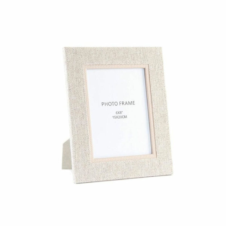 Beiger Fotorahmen im traditionellen Holzdesign für ein 15x20 cm Foto.