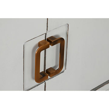Detail der weißen DKD Home Decor Anrichte mit Metallgriffen - Homely Family Shop