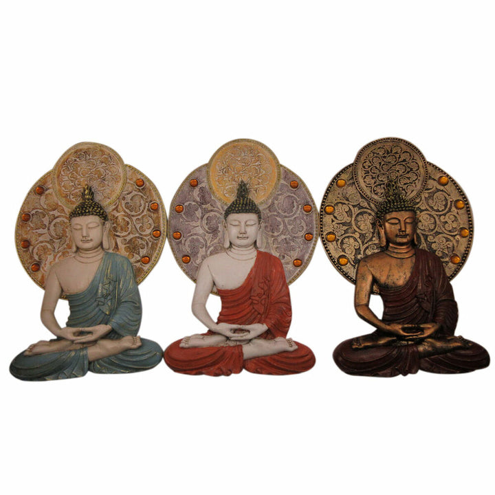 Wanddekoration: Drei Buddha Statuen in Rot, Blau und Gold mit orientalischem Design.