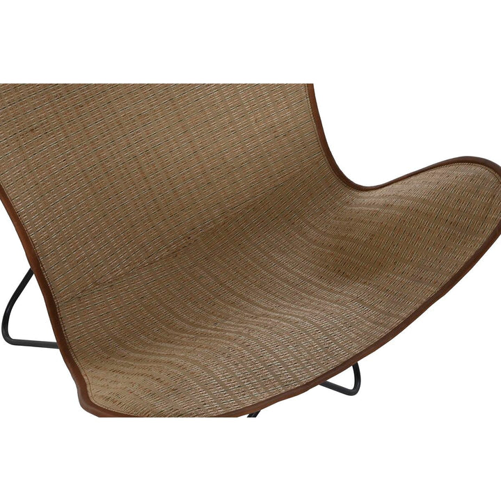 Nahaufnahme des Rattan Stuhls von DKD Home Decor mit Metallrahmen - homely Family Shop