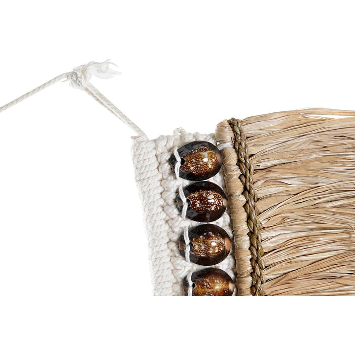 Detail der Wanddeko aus Jute mit Muscheln im ethnischen Stil.