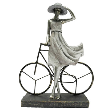 Silberfarbene Deko-Figur einer Dame mit Fahrrad aus Metall und Harz. Elegantes Wohnaccessoire.