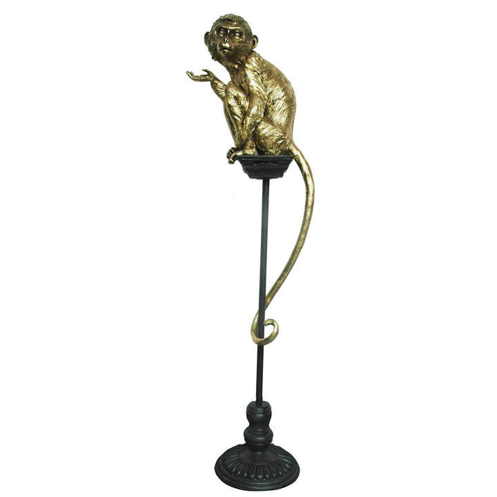 Goldene Affen Deko-Figur im Kolonialstil aus Metall und Harz auf schwarzem Ständer.