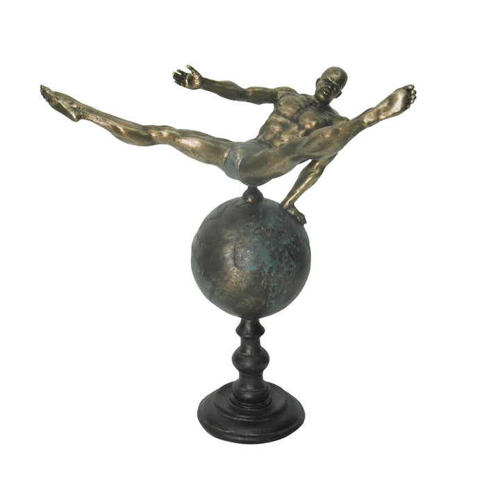 Goldfarbene Turner Figur auf Weltkugel Deko von DKD Home Decor - homely Family Shop