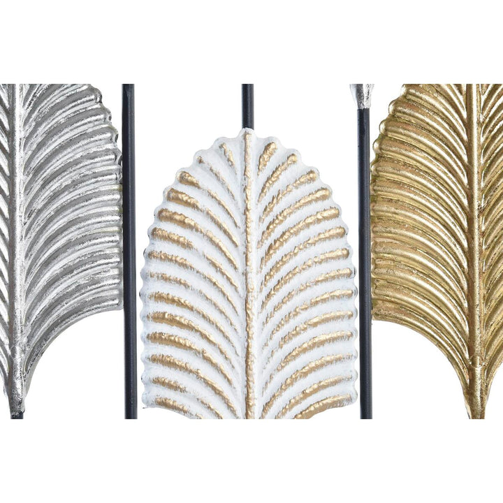Moderne Wanddekoration mit bunten Pflanzenblatt-Motiven aus Metall in Silber, Weiß und Gold.
