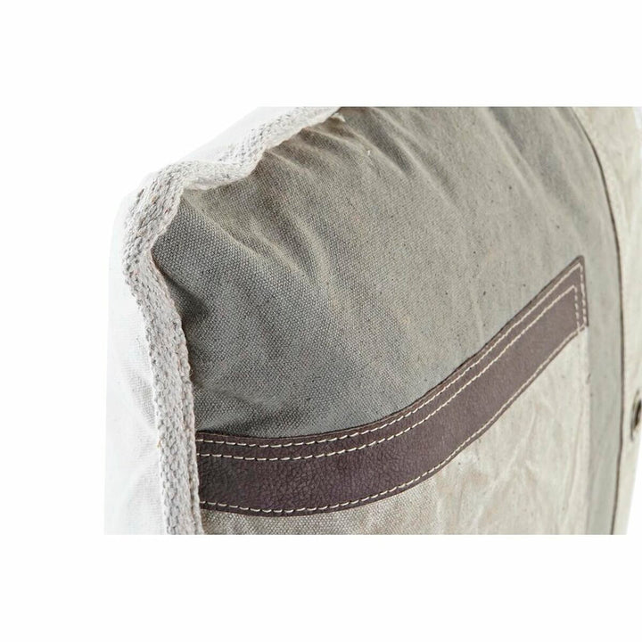 Grau-weißes Vintage Kissen mit Lederakzent. Dekoratives Kissen im Detail.