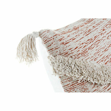 Dekoratives Kissen in Beige und Orange mit Fransenrand und Quaste.