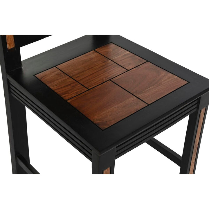 Detailaufnahme von dunklem Akazienholz Stuhl mit dekorativem Sitz - homely Family Shop