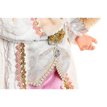 Detailaufnahme: Rosa-graue Weihnachtsmann Figur mit goldenen Akzenten und Fellkragen.