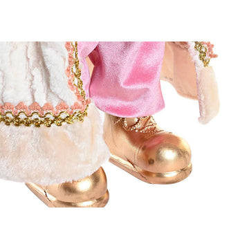 Nahaufnahme: Rosa-grauer Weihnachtsmann Figur mit goldenen Schlittschuhen und Fellbesatz. Weihnachten Deko.