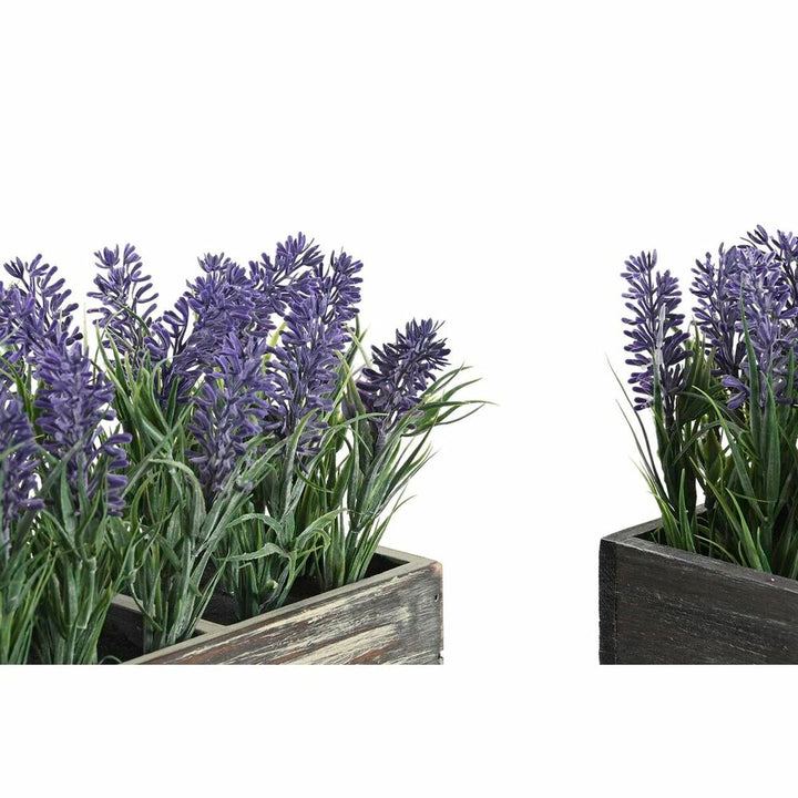 Dekorative Pflanzen im Holztopf. Kunstpflanzen mit lila Blüten für die Heimdekoration.