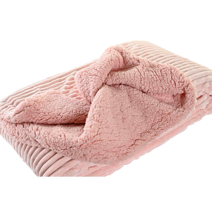 Rosa DKD Home Decor Decke im skandinavischen Stil mit Rippenstruktur und flauschigem Material.
