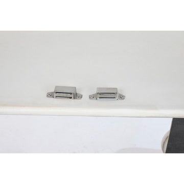 Detailaufnahme, weiße Anrichte mit Metallbeschlägen - homely Family Shop