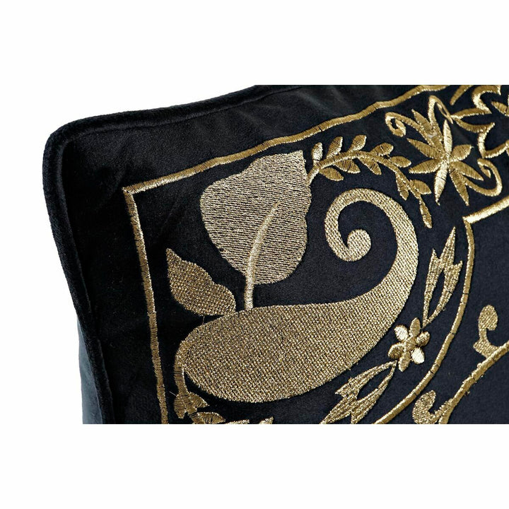 Nahaufnahme: Schwarzes Kissen mit goldfarbener arabischer Stickerei und floralen Mustern.