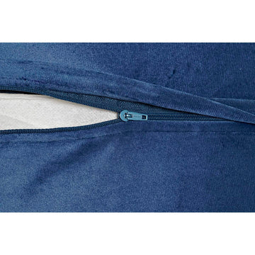 Nahaufnahme: Blaues Kissen mit Reißverschluss und weichem Stoff. Dekoratives Detail.